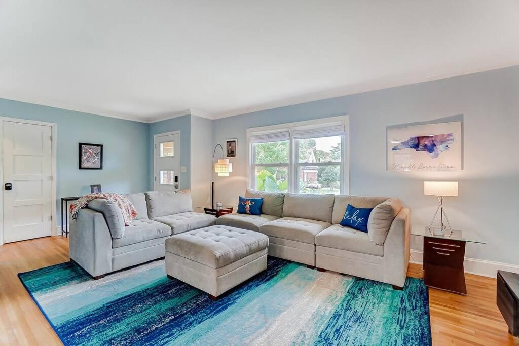 Poolside Bungalow With Fire Pit Fun And King Suite Σάρλοτ Εξωτερικό φωτογραφία