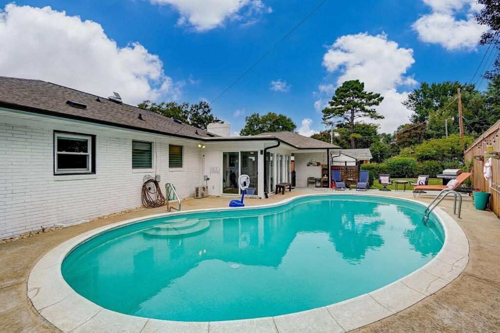 Poolside Bungalow With Fire Pit Fun And King Suite Σάρλοτ Εξωτερικό φωτογραφία