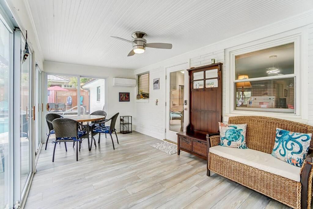 Poolside Bungalow With Fire Pit Fun And King Suite Σάρλοτ Εξωτερικό φωτογραφία