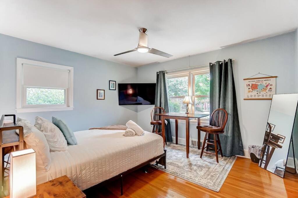 Poolside Bungalow With Fire Pit Fun And King Suite Σάρλοτ Εξωτερικό φωτογραφία