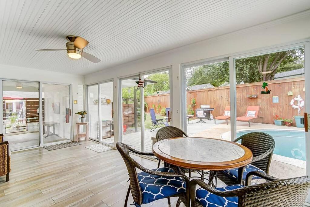 Poolside Bungalow With Fire Pit Fun And King Suite Σάρλοτ Εξωτερικό φωτογραφία