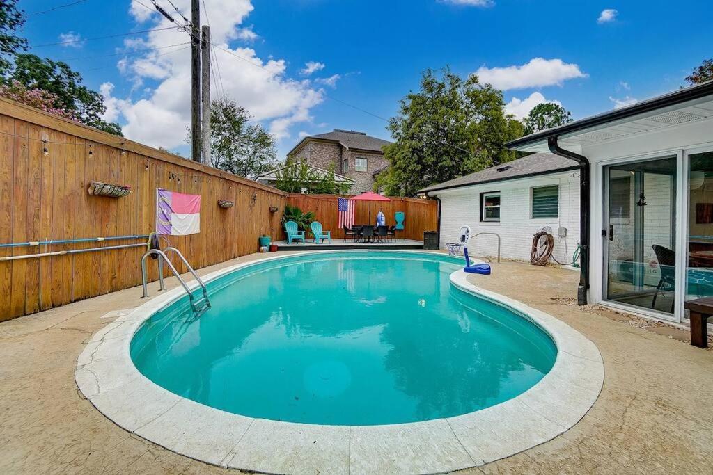 Poolside Bungalow With Fire Pit Fun And King Suite Σάρλοτ Εξωτερικό φωτογραφία