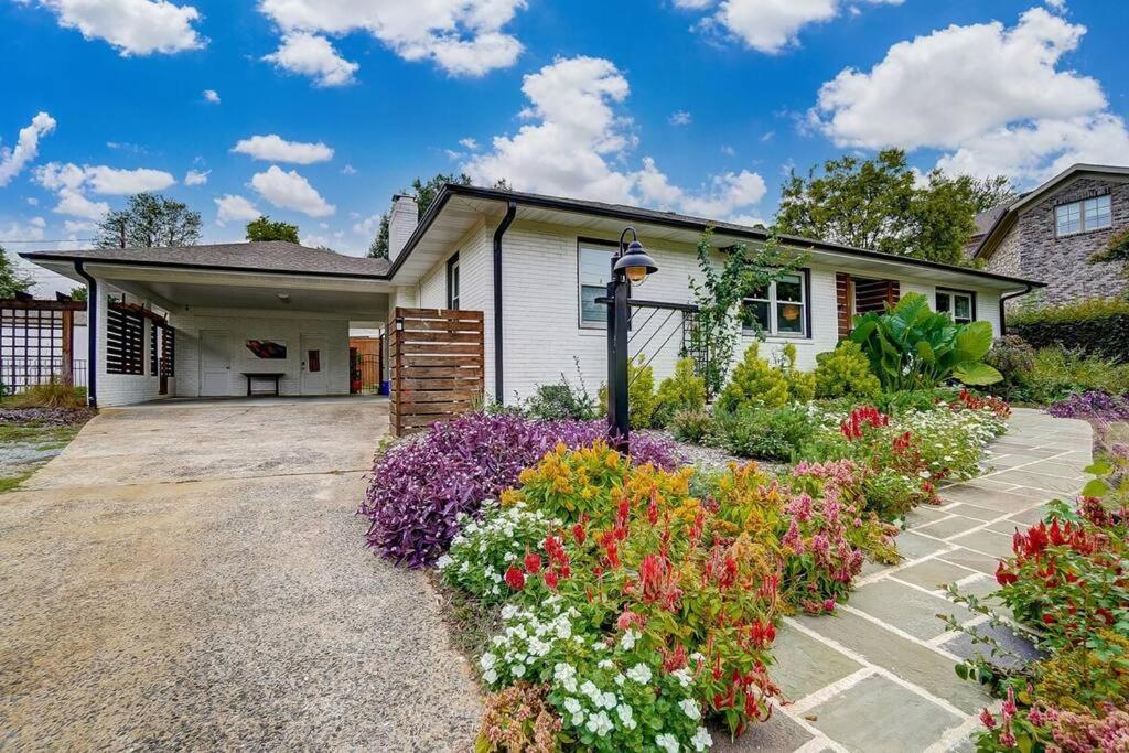 Poolside Bungalow With Fire Pit Fun And King Suite Σάρλοτ Εξωτερικό φωτογραφία