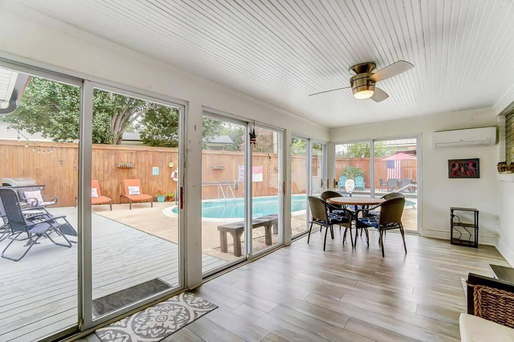 Poolside Bungalow With Fire Pit Fun And King Suite Σάρλοτ Εξωτερικό φωτογραφία