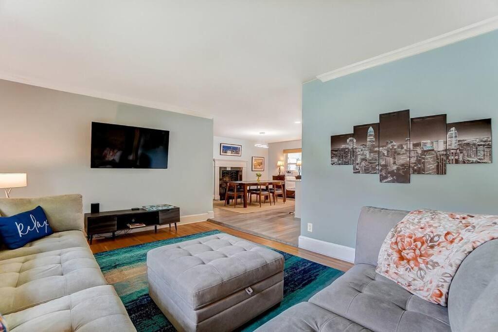 Poolside Bungalow With Fire Pit Fun And King Suite Σάρλοτ Εξωτερικό φωτογραφία