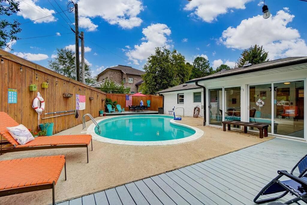 Poolside Bungalow With Fire Pit Fun And King Suite Σάρλοτ Εξωτερικό φωτογραφία