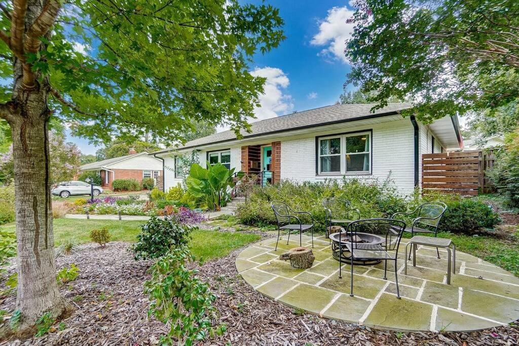 Poolside Bungalow With Fire Pit Fun And King Suite Σάρλοτ Εξωτερικό φωτογραφία